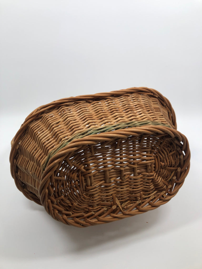 BROWN OVAL WICKER BASKET W/WOVEN HANDLE.