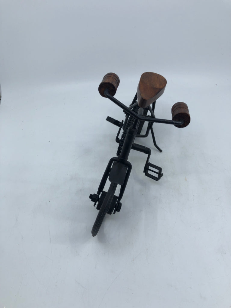 METAL BIKE DECOR W/ WOOD HANDLE + SEATS.