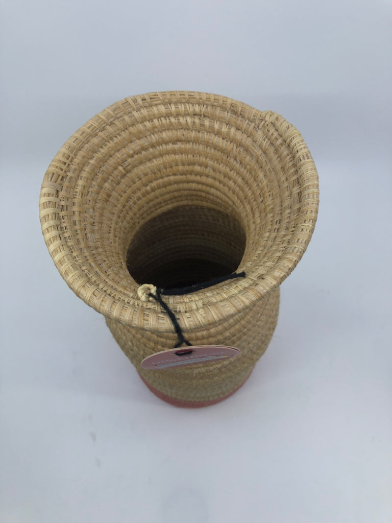 WOVEN BASKET VASE W/ DARK PINK BOTTOM.