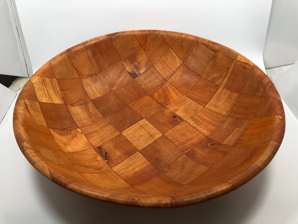 LG CHECKERED CENTERPIECE WOOD BOWL.