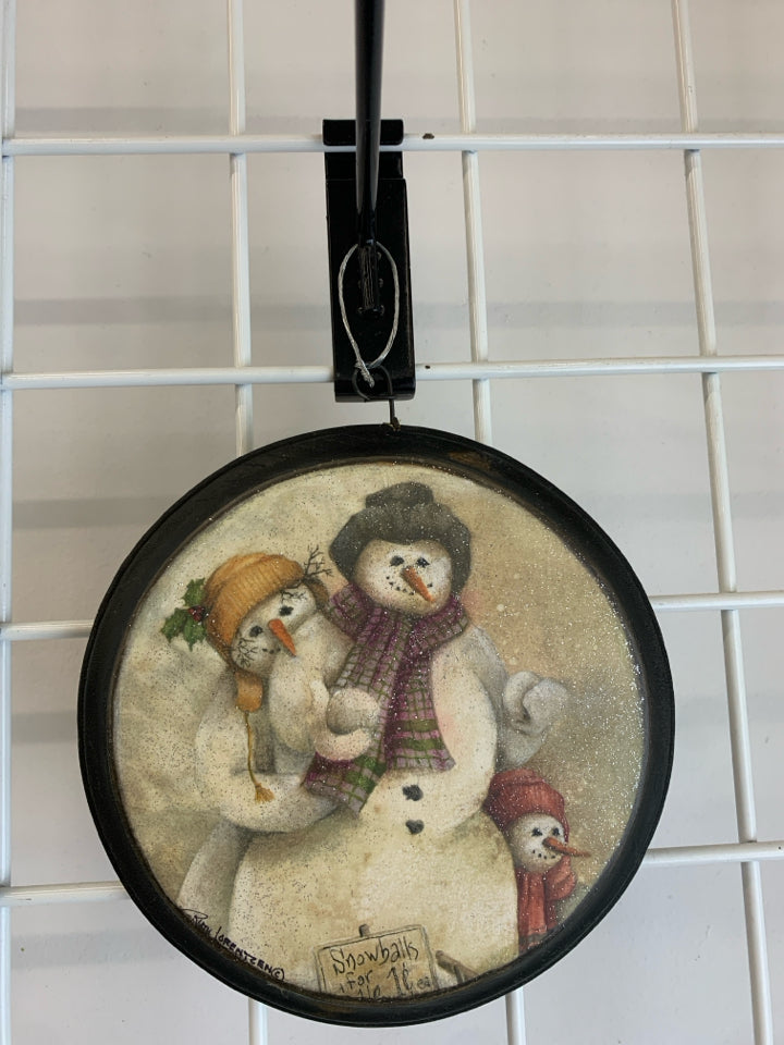 PRIMITIVE SNOWMAN FAMILY ON WOOD WALL HANGING.