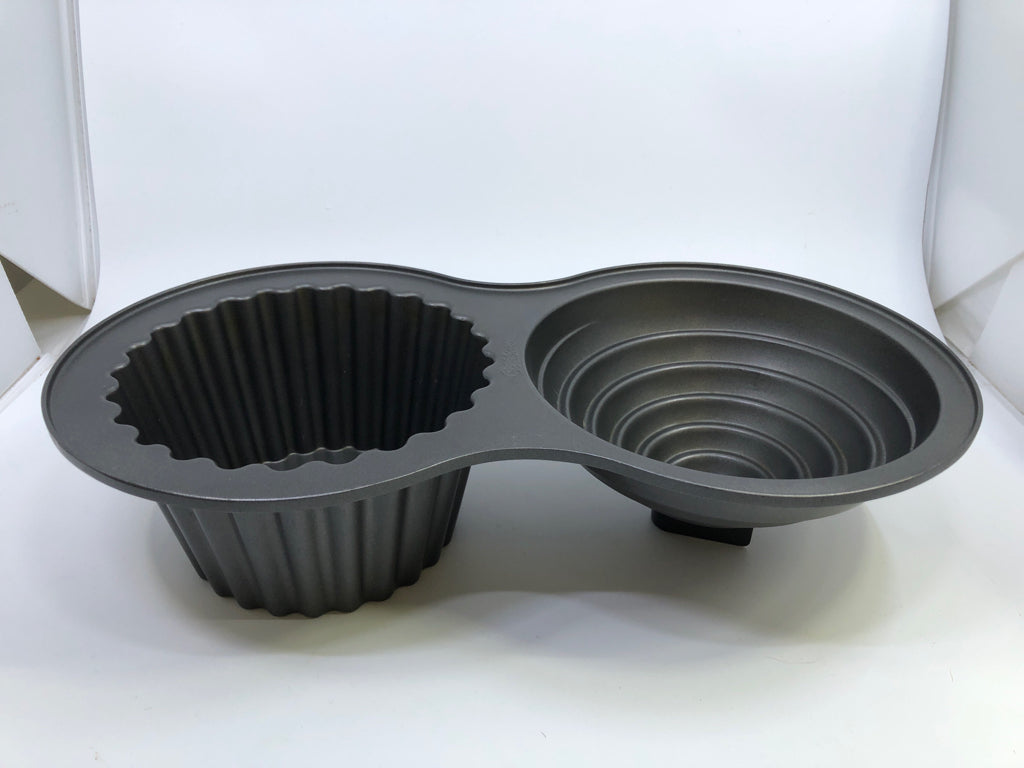NIB GIANT CUPCAKE PAN WILTON.