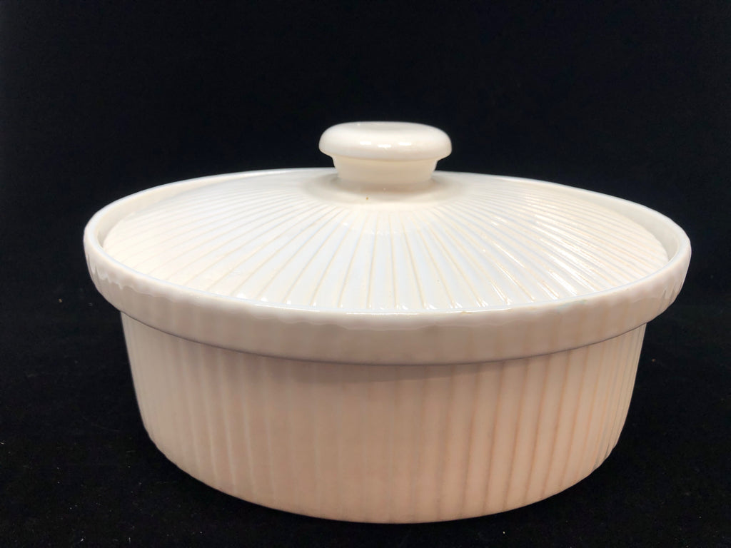 WHITE RIBBED OVAL CASSEROLE DISH W/LID.