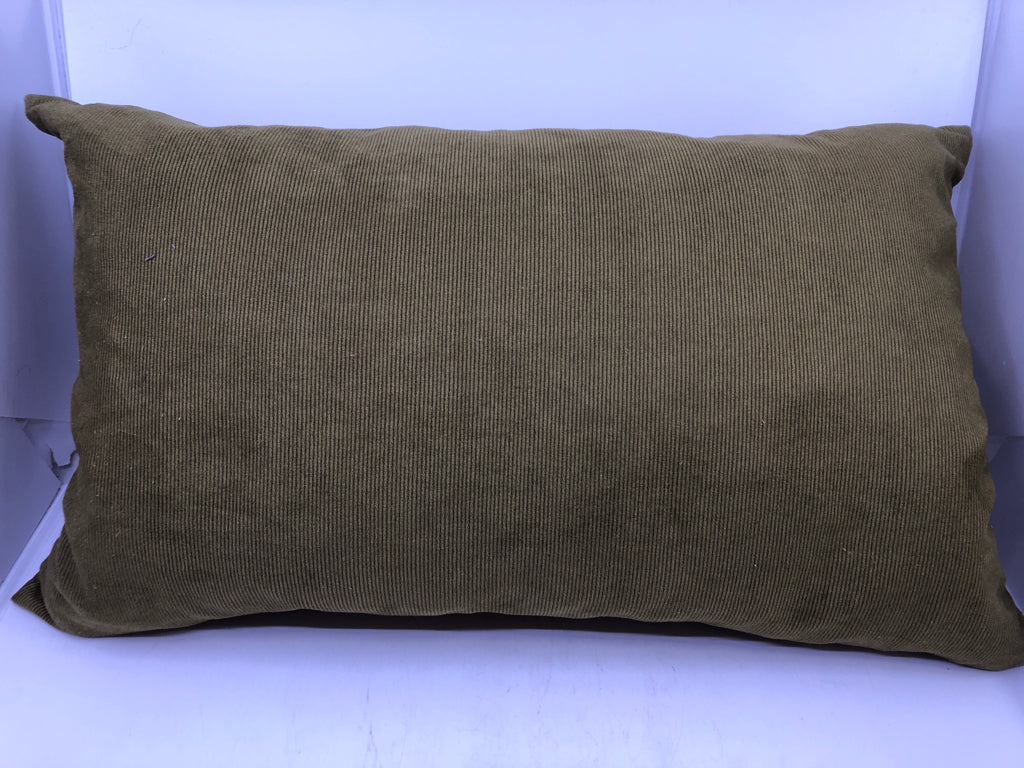 GREEN RECTANGLE ACCENT PILLOW W/ 3 BUTTONS.