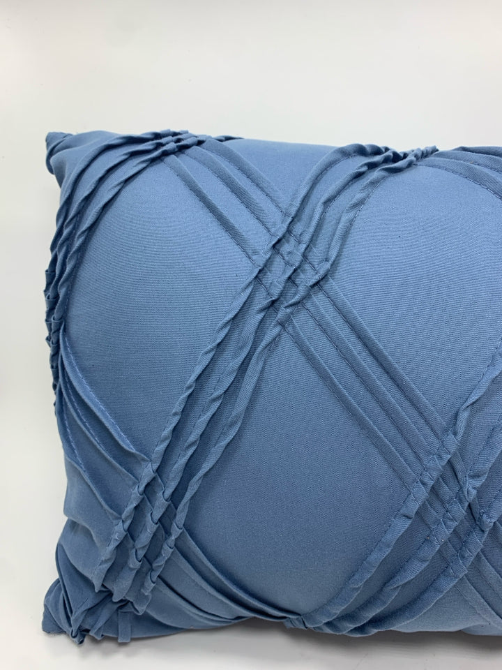BLUE LINE RUFFLE PILLOW.