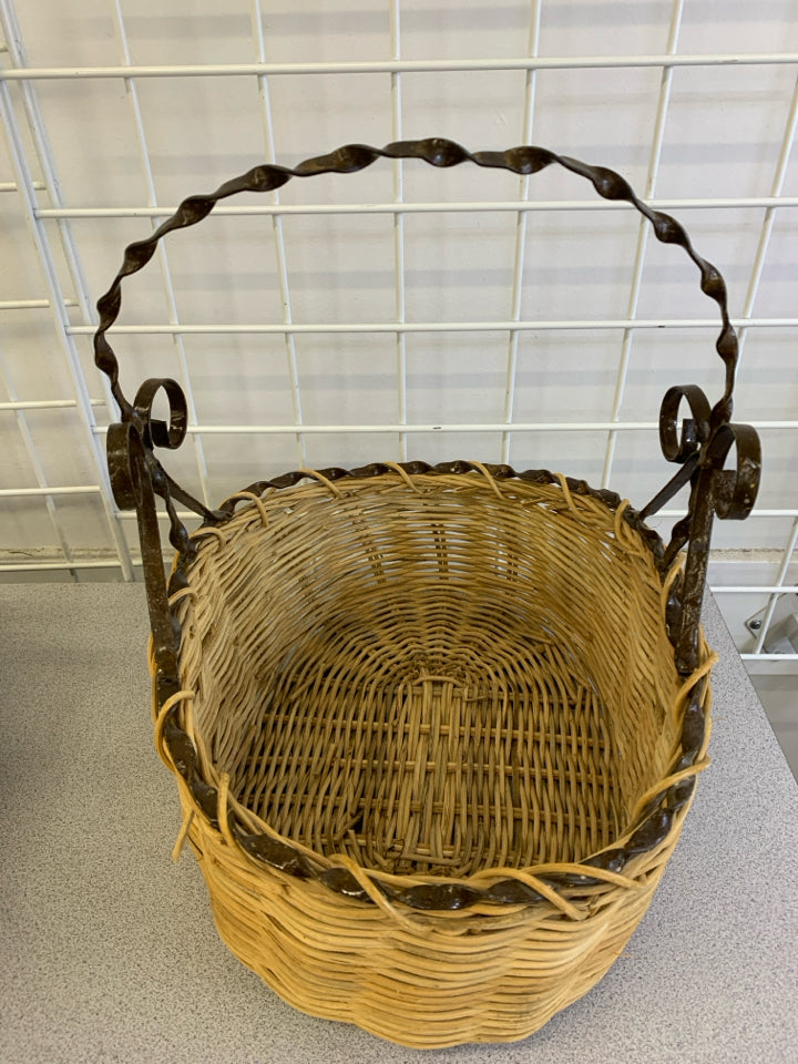 WOVEN BASKET W/SCROLL METAL HANDLE.
