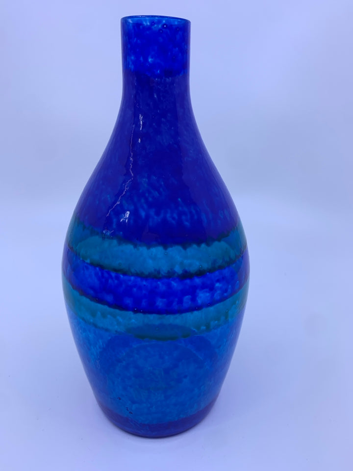BLUE AND GREEN GLASS BUD VASE.