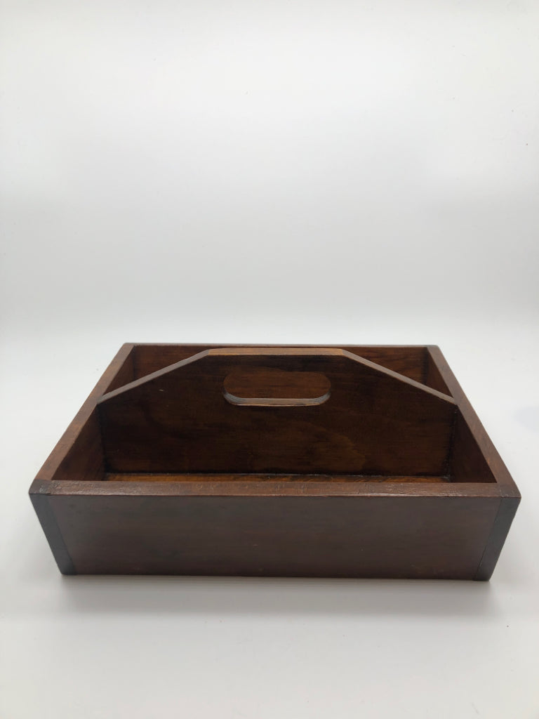 DIVIDED WOODEN ORGANIZER.