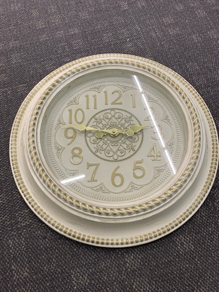 GOLD PLASTIC ROUND WALL CLOCK.