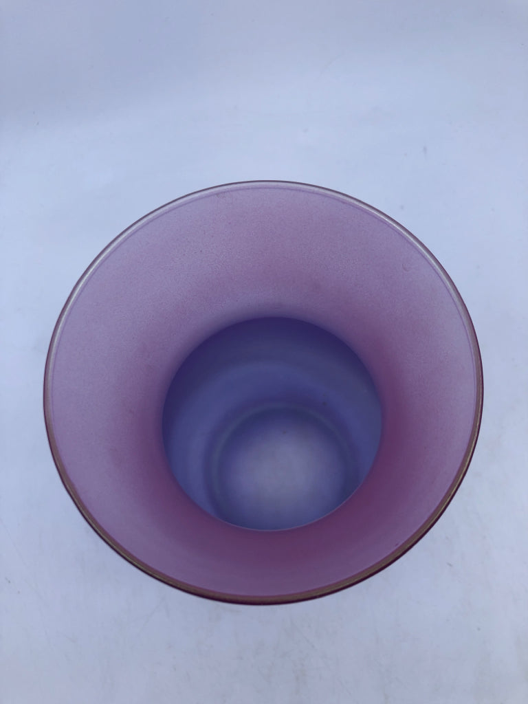 PURPLE IRIDESCENT VASE.