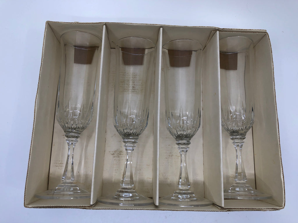 NIB TOSCANY CLASSIC CHAMPAGNE FLUTES.