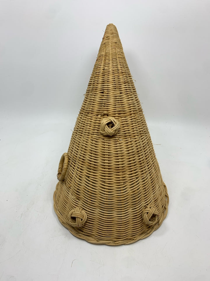 BLONDE WOVEN CORNUCOPIA.