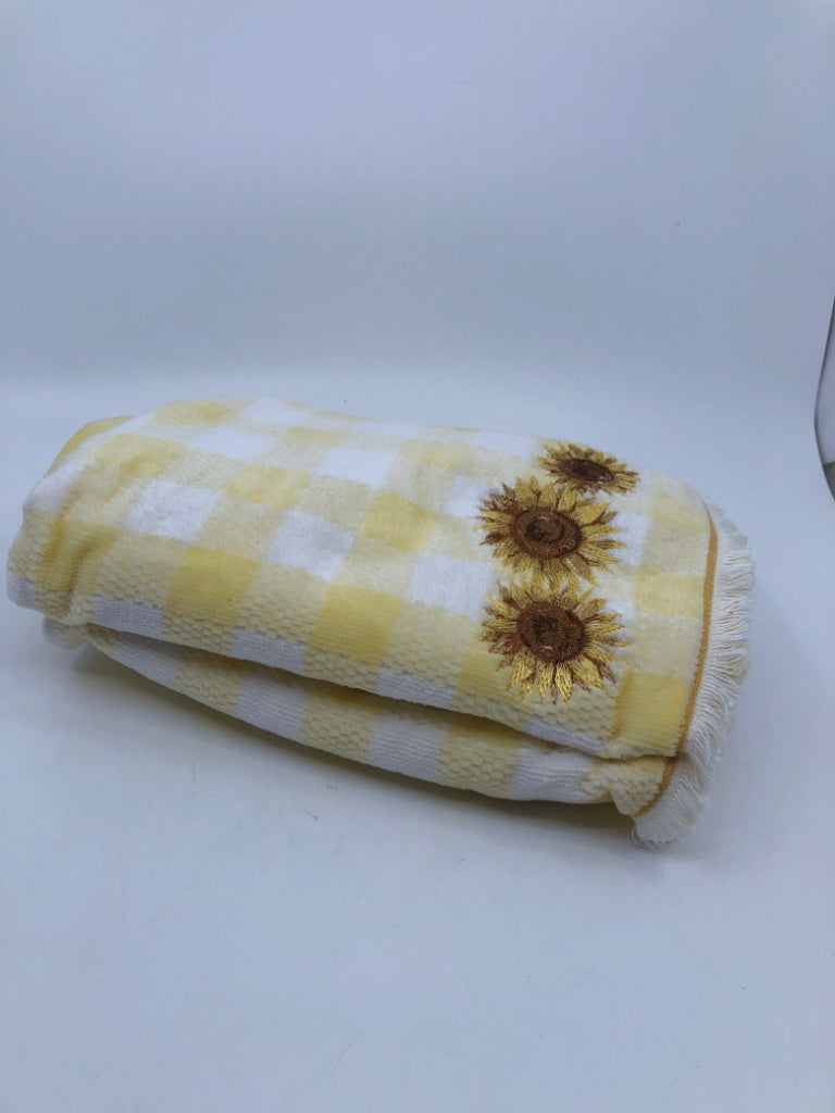 NEW WHITE AND YELLOW SUNFLOWER KITCHEN TOWELS.