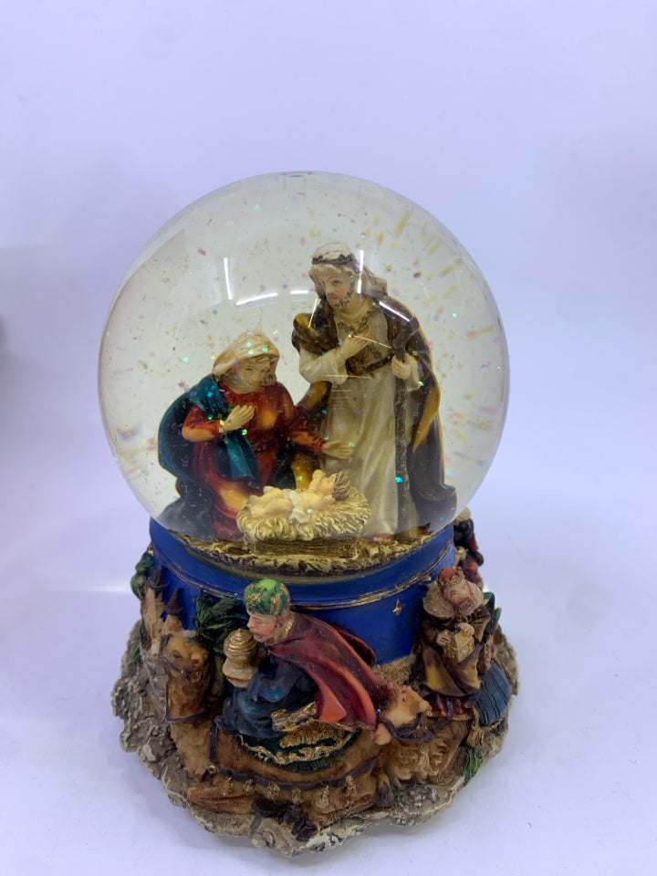 NATIVITY WATER GLOBE.