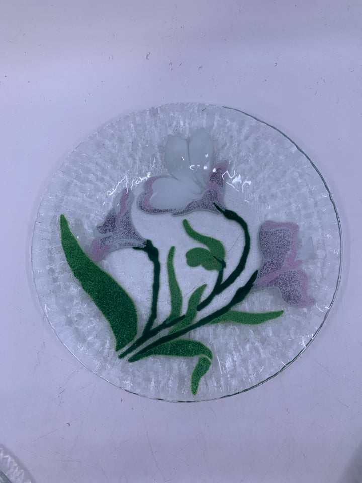 6 ASSORTED FUSED GLASS FLORAL LUNCH PLATES.