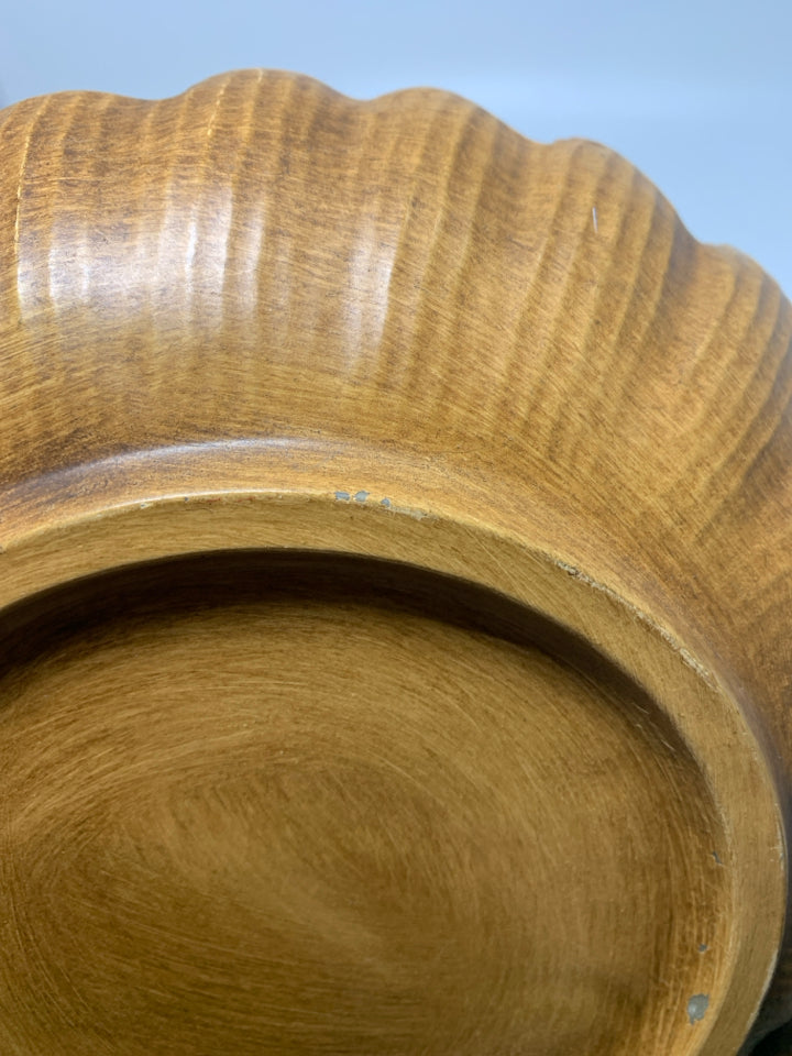 FAUX WOOD W/ EMBOSSED PINECONES & HANDLE.