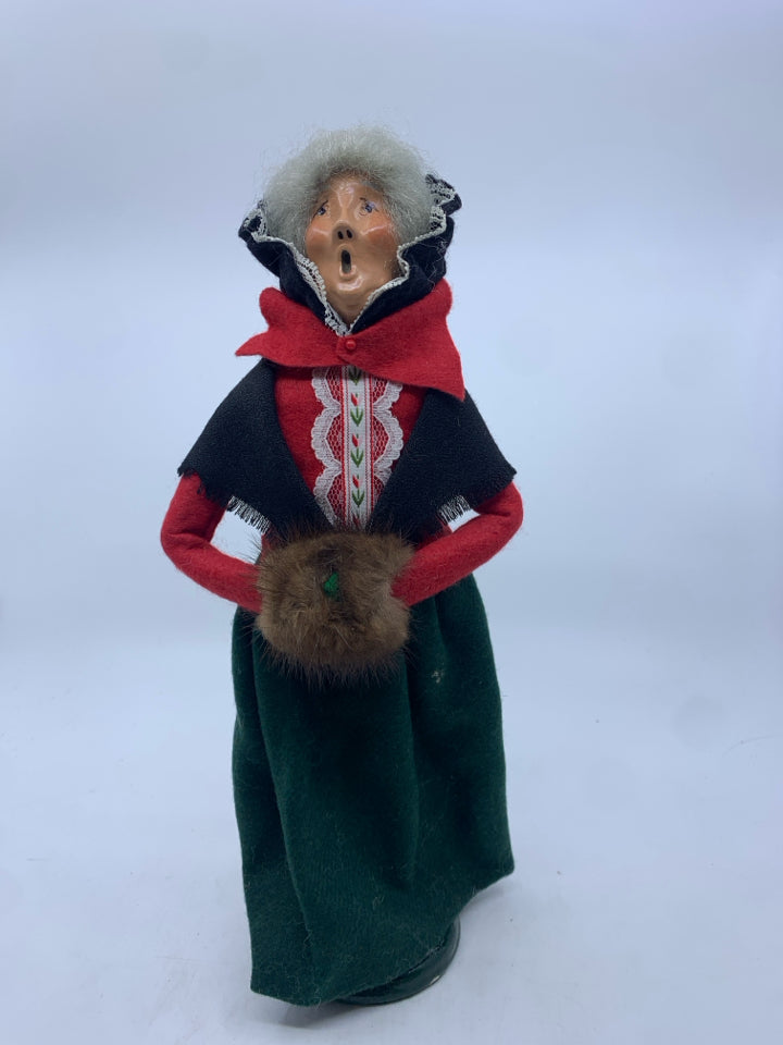 1986 BYERS CHOICE GRANDMA W RED COAT AND GREEN SKIRT.