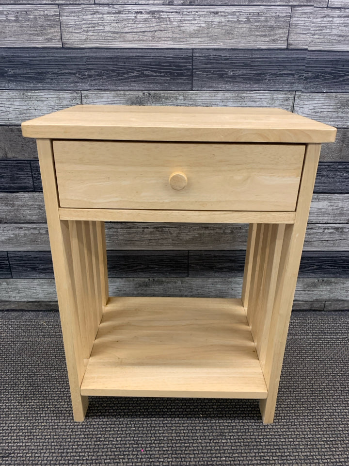 BLONDE WOOD END TABLE W/DRAWER.