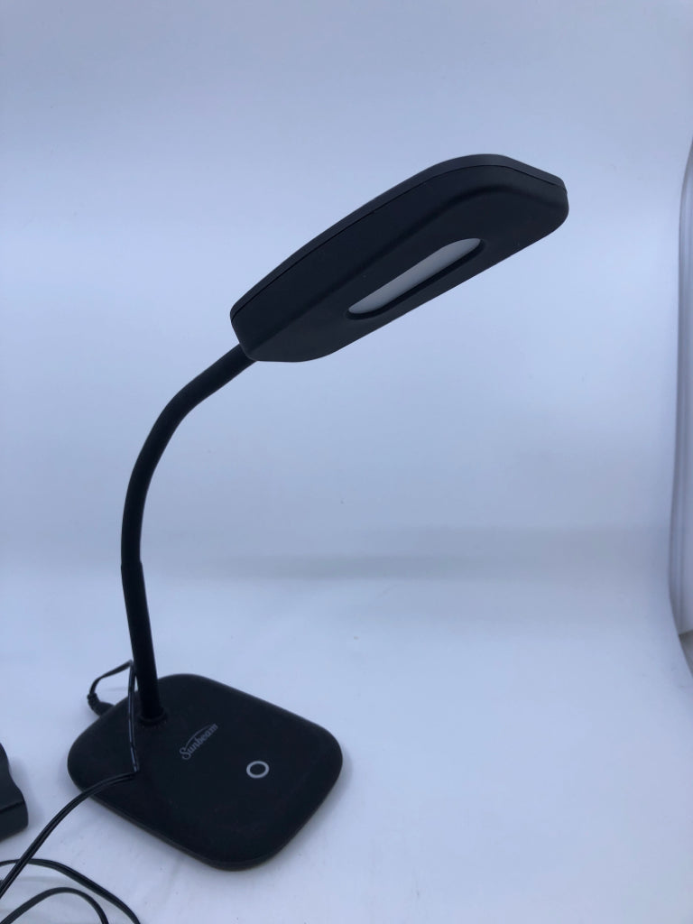 BLACK ADJUSTABLE SUNBEAM DESK LAMP.
