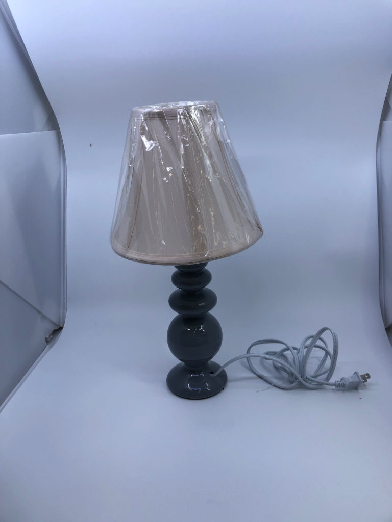MUTE GREY/BLUE BUBBLE BASE LAMP W WHITE SHADE.