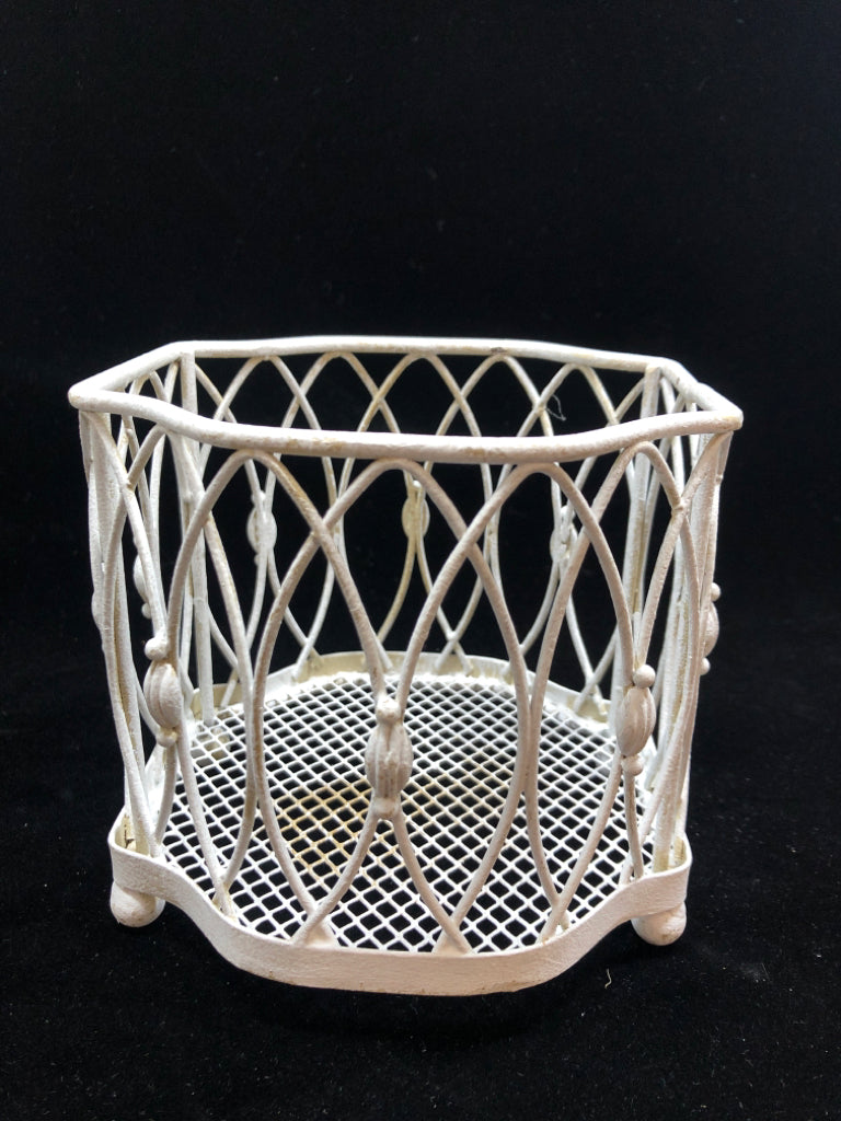 SMALL WHITE DISTRESSED METAL BASKET.
