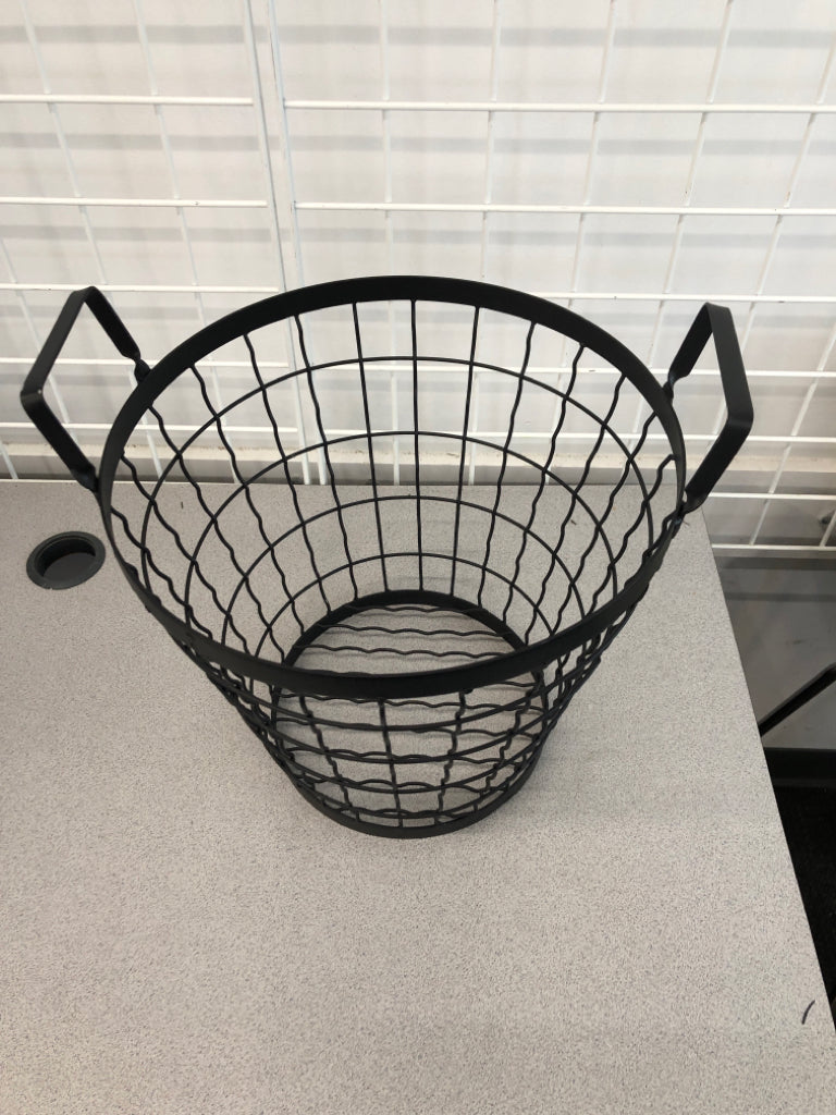 BLACK METAL BASKET.