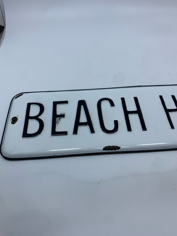 BEACH HOUSE WHITE METAL SIGN.