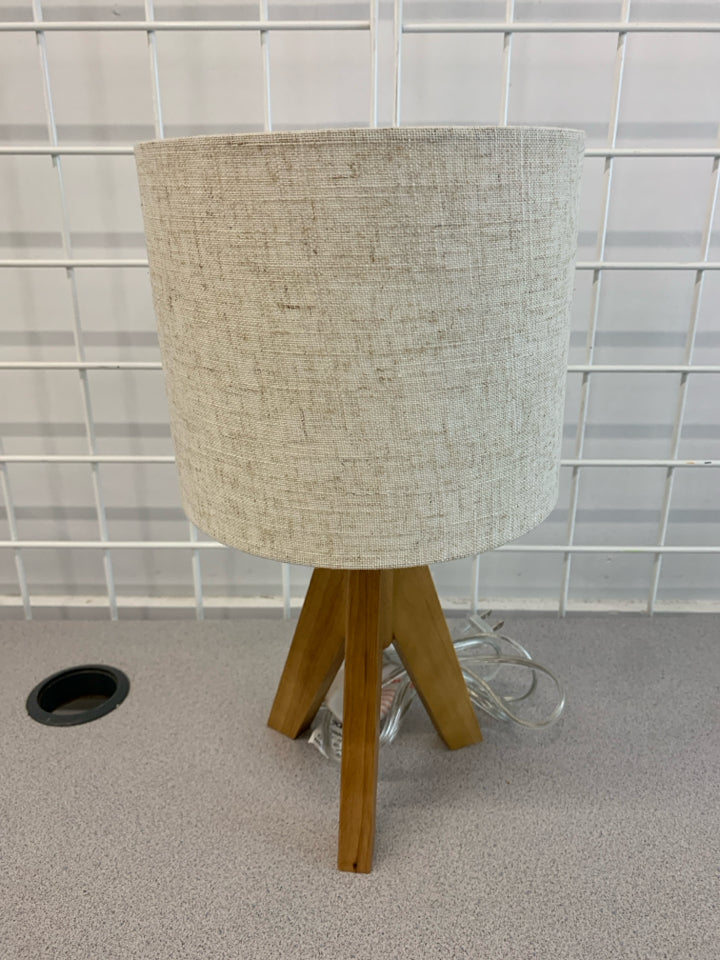 WOODEN TRIPOD TABLE LAMP.