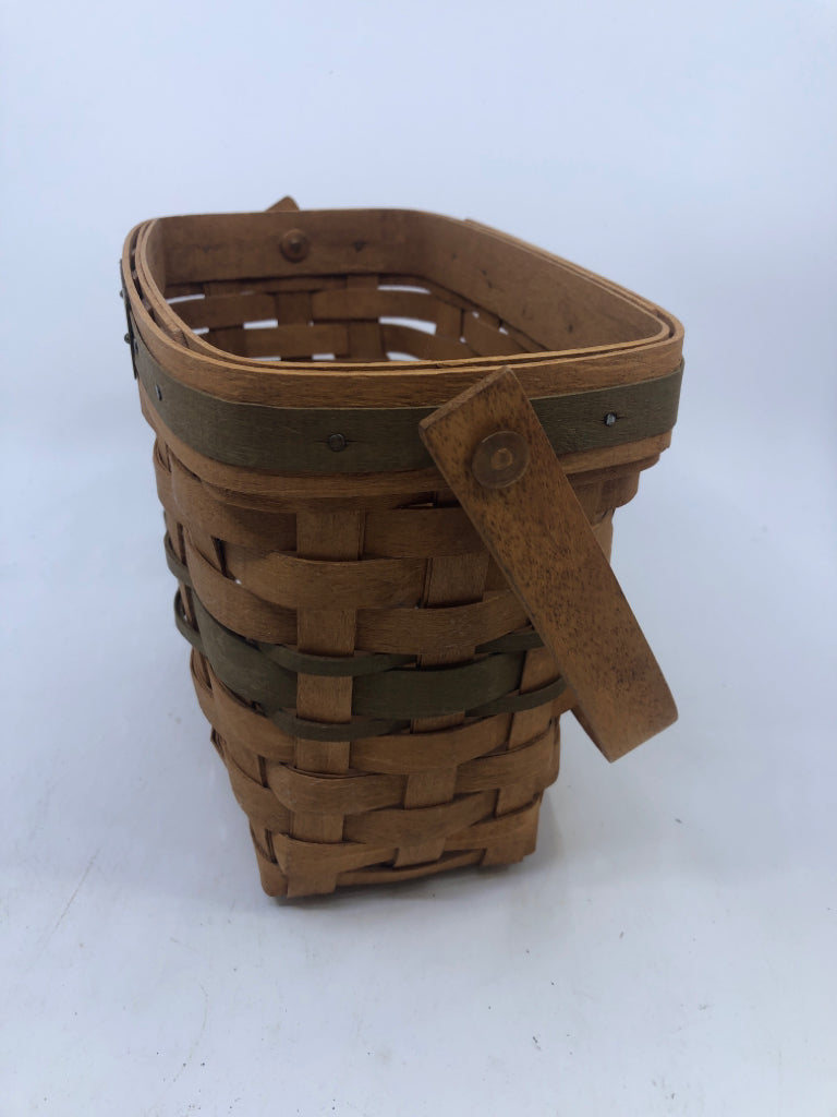 1989 HOLIDAY MEMORY BASKET W GREEN STRIPES AND SINGLE HANDLE.