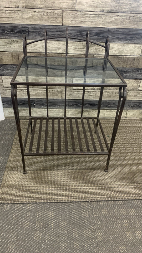METAL & GLASS END TABLE.