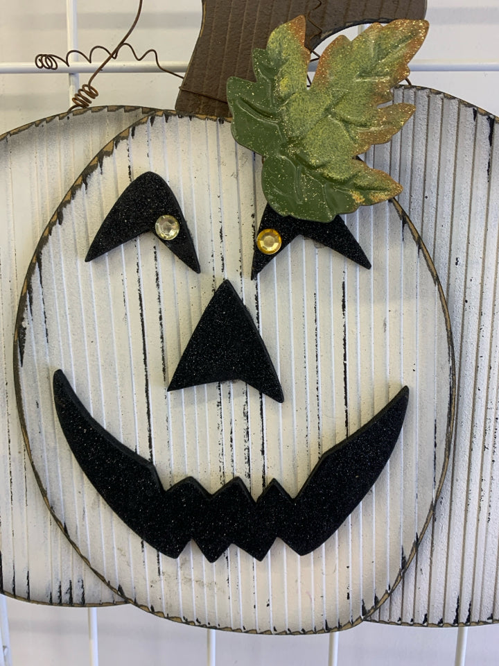 WHITE JACK O LANTERN WALL DECOR.