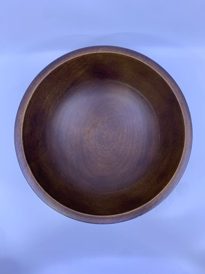 DECORATIVE FOOTED WOOD BOWL W/ LINE CARVED.