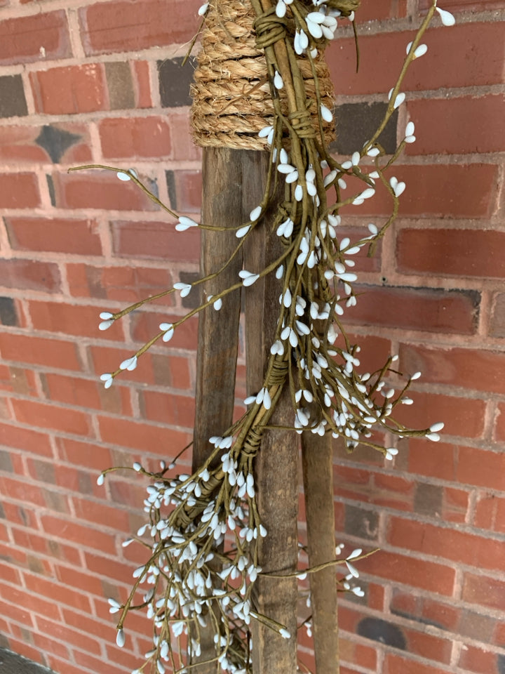 PRIMITIVE DECORATIVE BLACK STAR STAND W/PIP GARLAND.