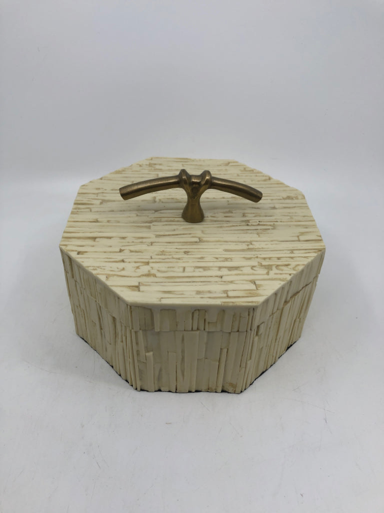 RESIN TEXTURED OCTAGON SHAPED CANISTER W/ METAL HANDLE.