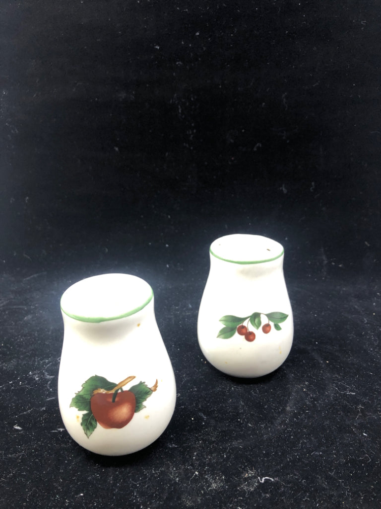 VTG APPLE PATTERN SALT AND PEPPER SHAKERS.