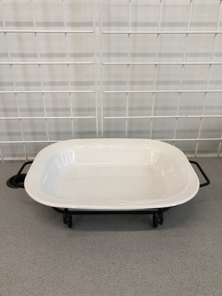 WHITE CASSEROLE DISH IN METAL FRAME.