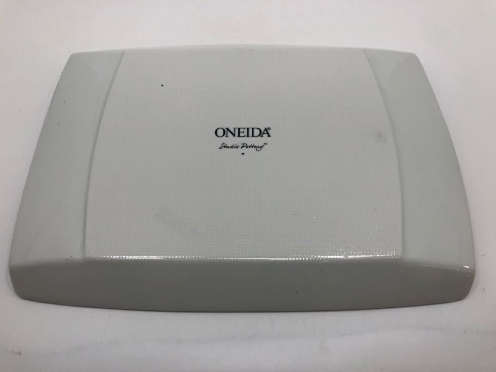 BLUE/WHITE PORCELAIN SERVING PLATTER.
