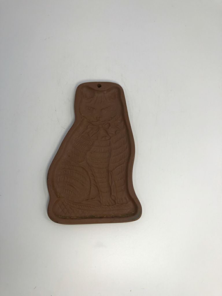 VTG TERRA COTTA CAT SHAPED COOKIE PRESS.