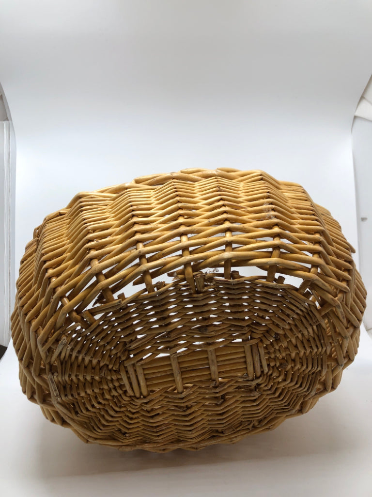 OVAL WICKER BASKET W/HANDLE.