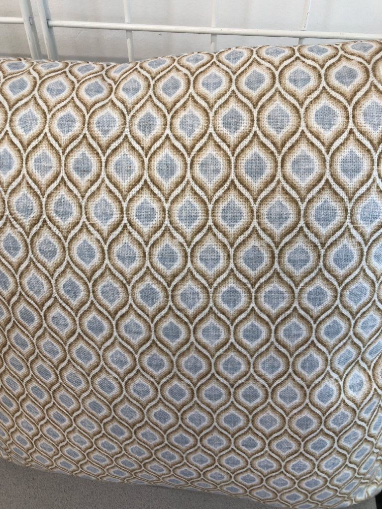 BLUE/TAN GEOMETRIC PRINT ACCENT PILLOW.