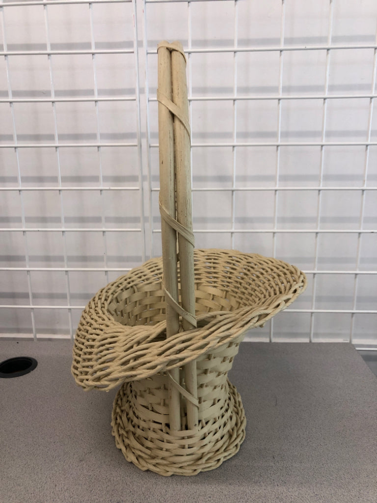 CREAM WICKER CURVED EDGE BASKET.
