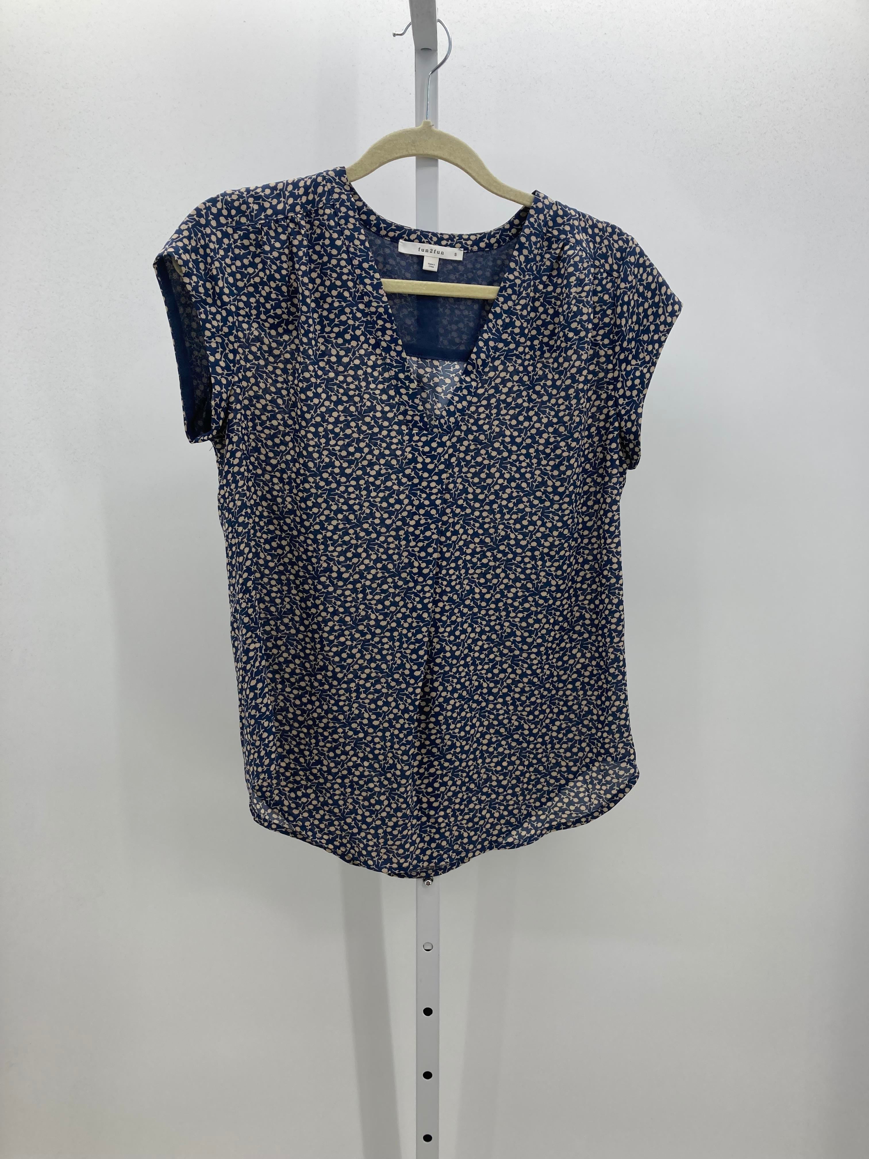 Fun 2 Fun Size Small Juniors Short Sleeve Shirt