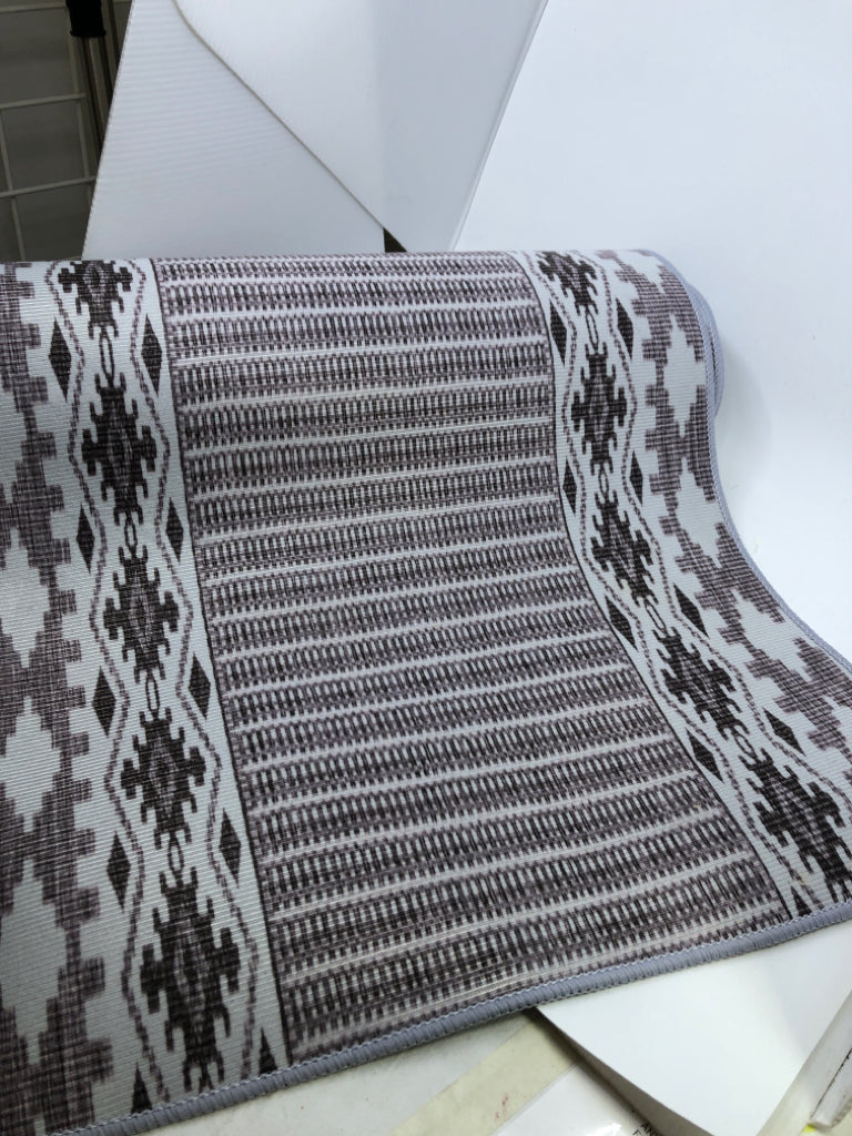 LIGHT GRAY AZTEC RUG RUNNER.