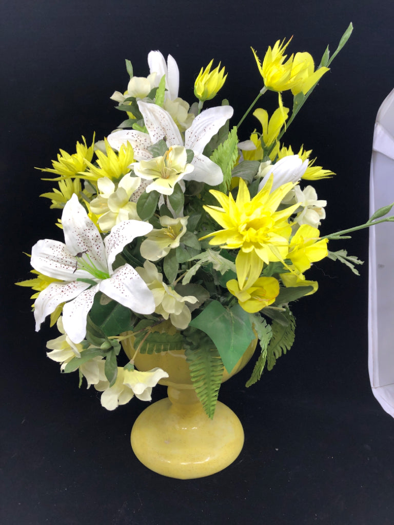 YELLOW VASE W/YELLOW AND WHITE BOUQUET.