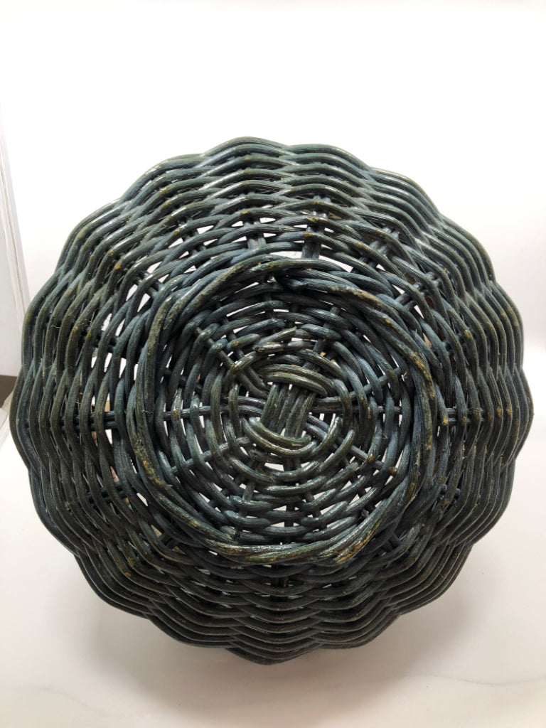LG BLUE ROUND WICKER BASKET W WOOD HANDLE.