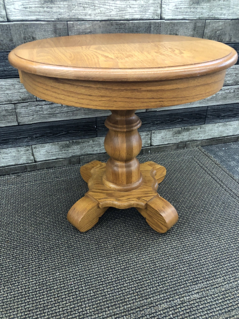 SMALL ROUND OAK WOOD SIDE TABLE.