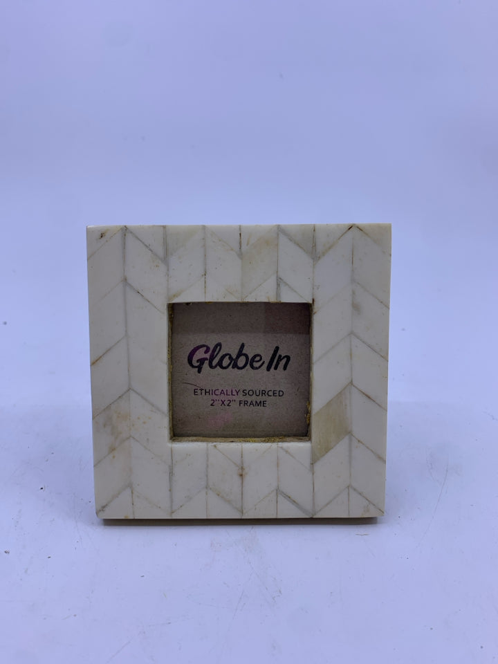 SMALL CREAM TEXTURED SQUARE FRAME.