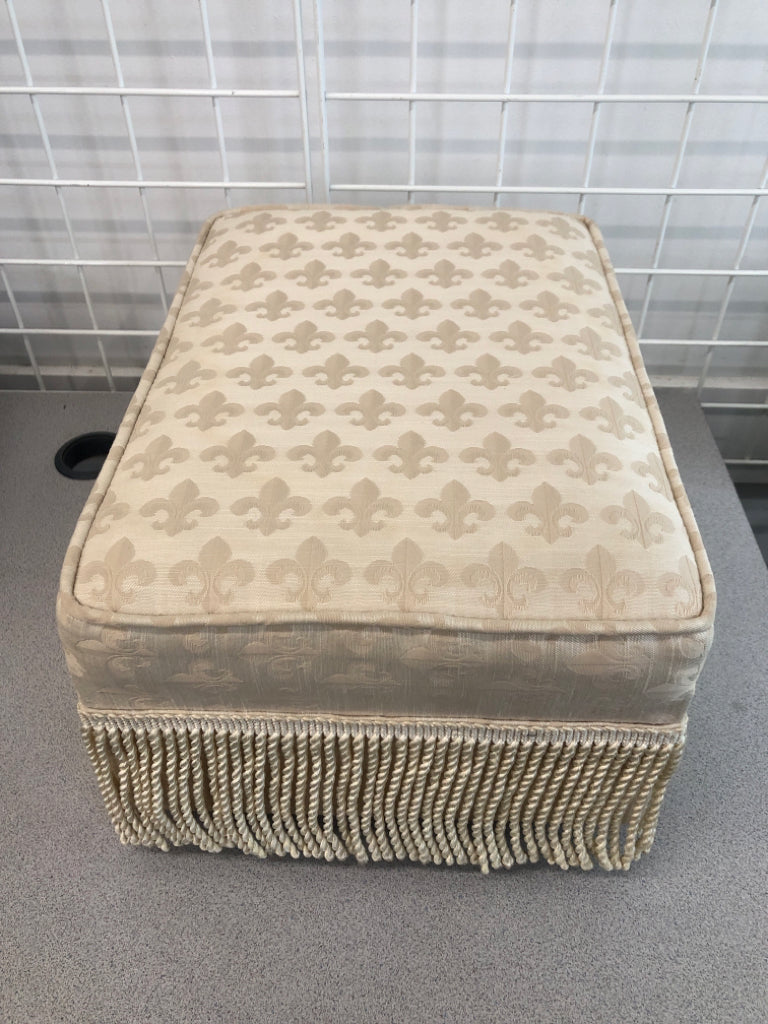 VTG-STYLE TASSEL FOOT REST.