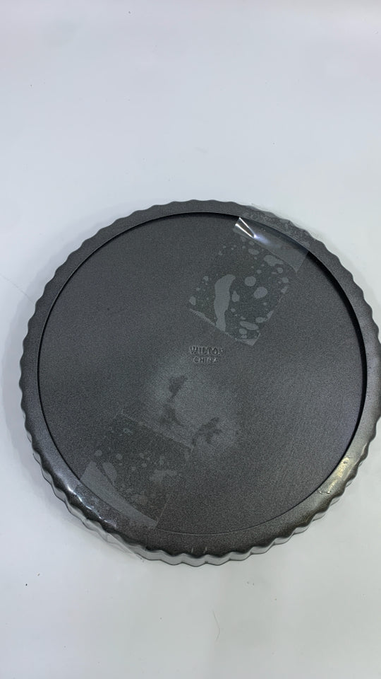 WILTON 2PC TART PAN.