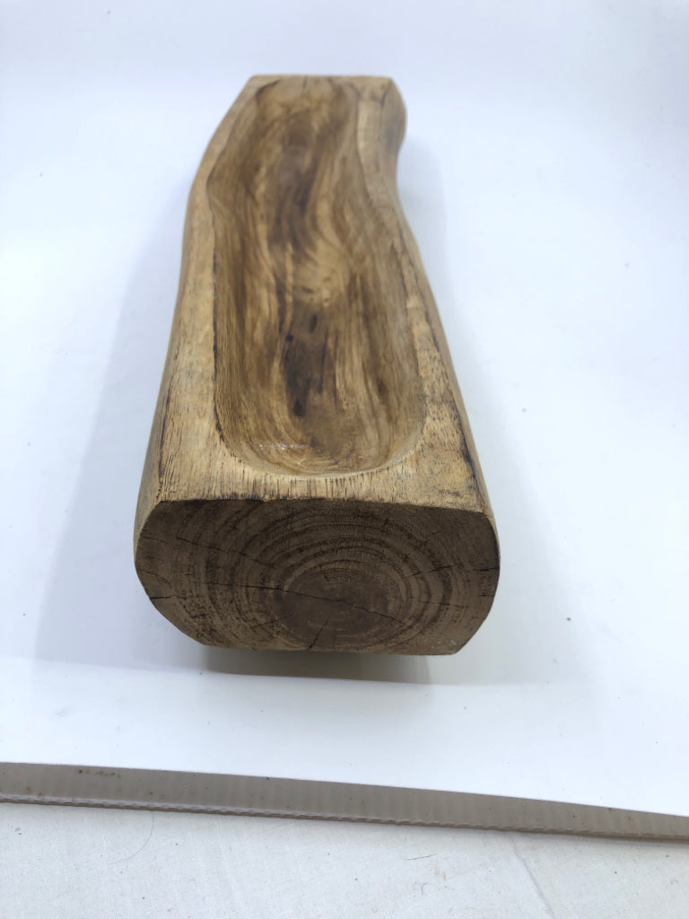 WOOD CENTERPIECE.